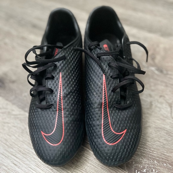 Nike Cleat Phantom, size 8, Black and Red. - Picture 2 of 3